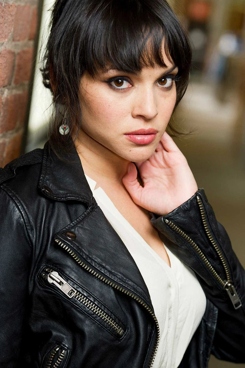 Norah Jones Elegant Music Canvas Wall Art – Jazz Pop Aesthetic Decor
