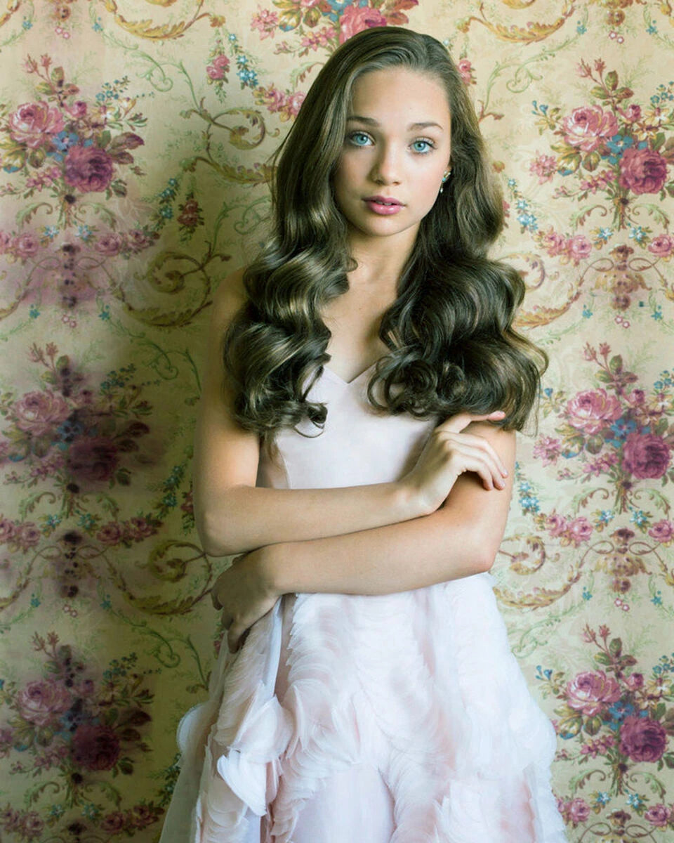 Maddie Ziegler Cute Dress Canvas Wall Art – Soft Aesthetic Portrait Poster