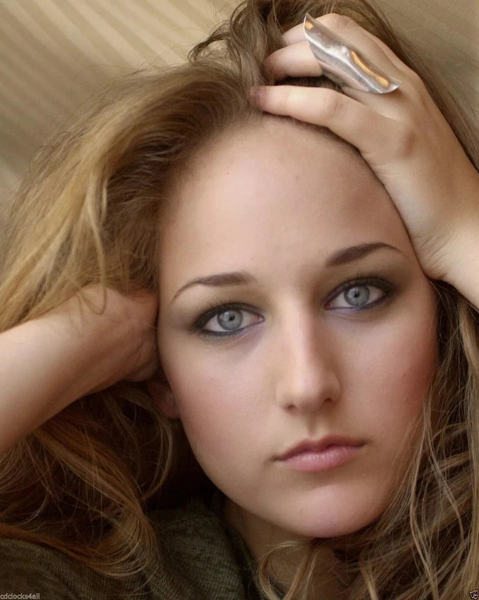 Leelee Sobieski Canvas Wall Art – Elegant Minimalist Celebrity Portrait Poster