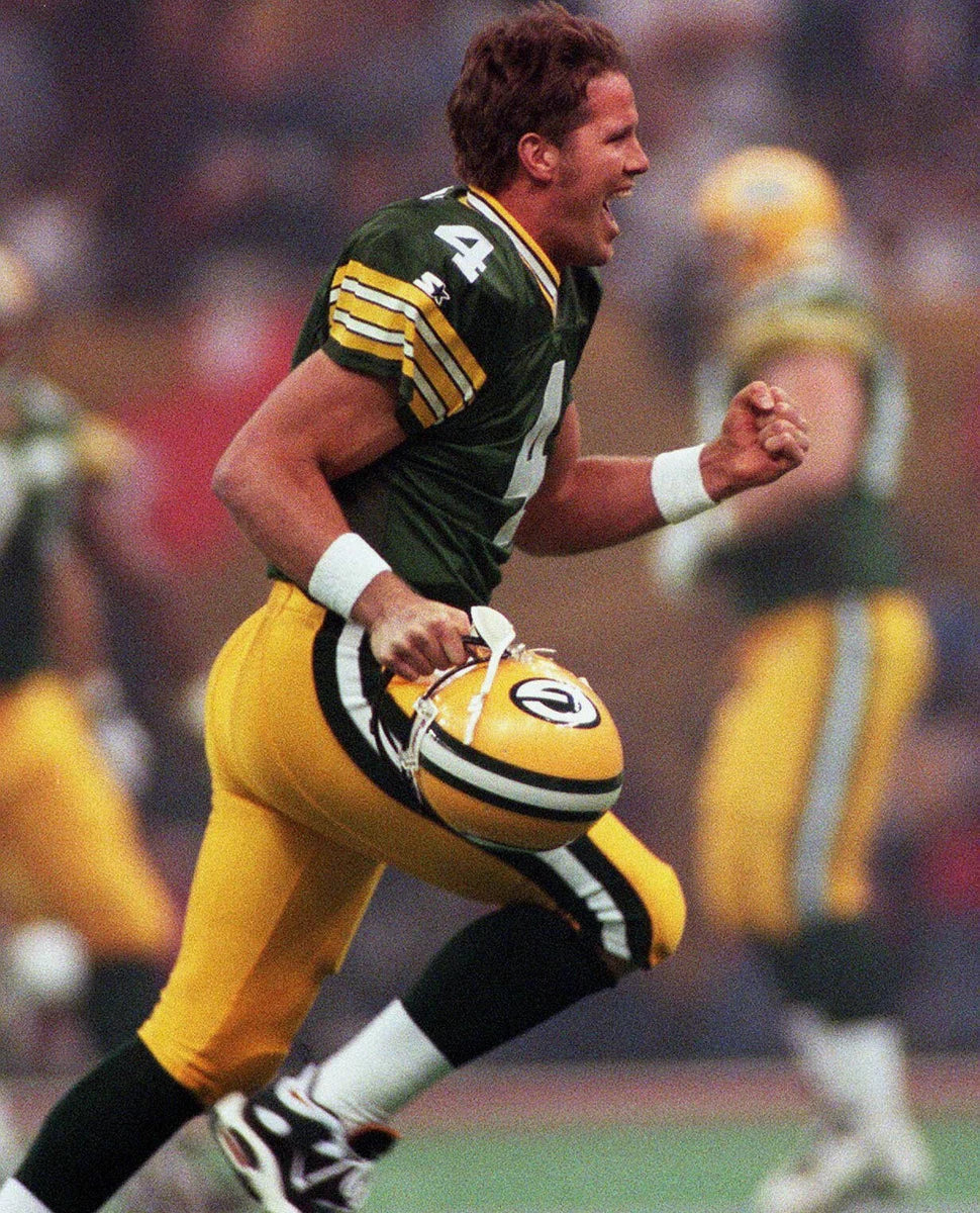 Brett Favre Running Canvas Wall Art – NFL Gunslinger Legend Poster