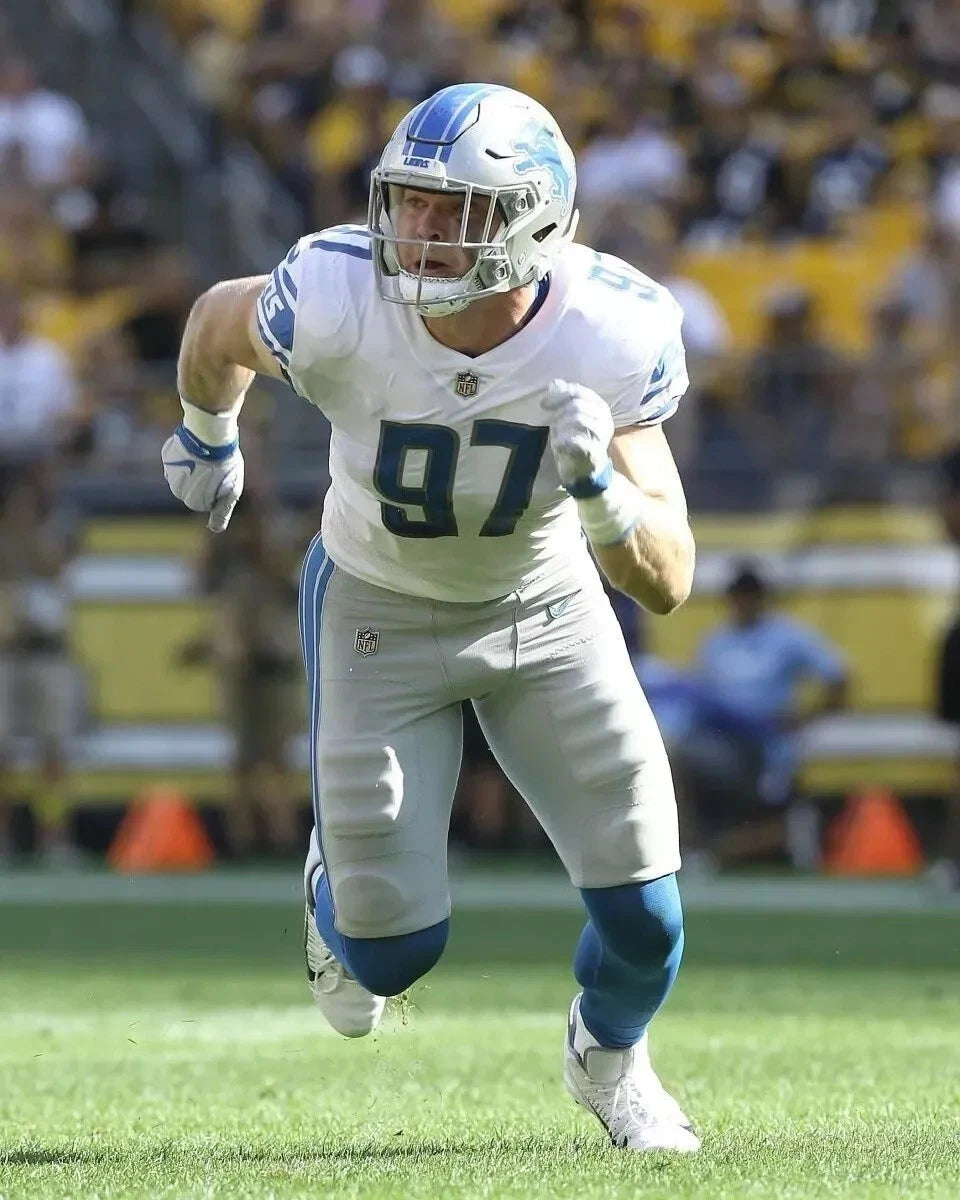 Aidan Hutchinson Detroit Lions Wall Art – NFL Defensive Star Canvas Decor