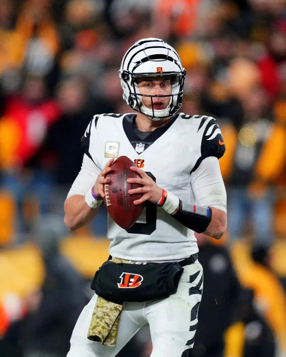 Joe Burrow Cincinnati Bengals Canvas Wall Art – NFL Quarterback Star Decor