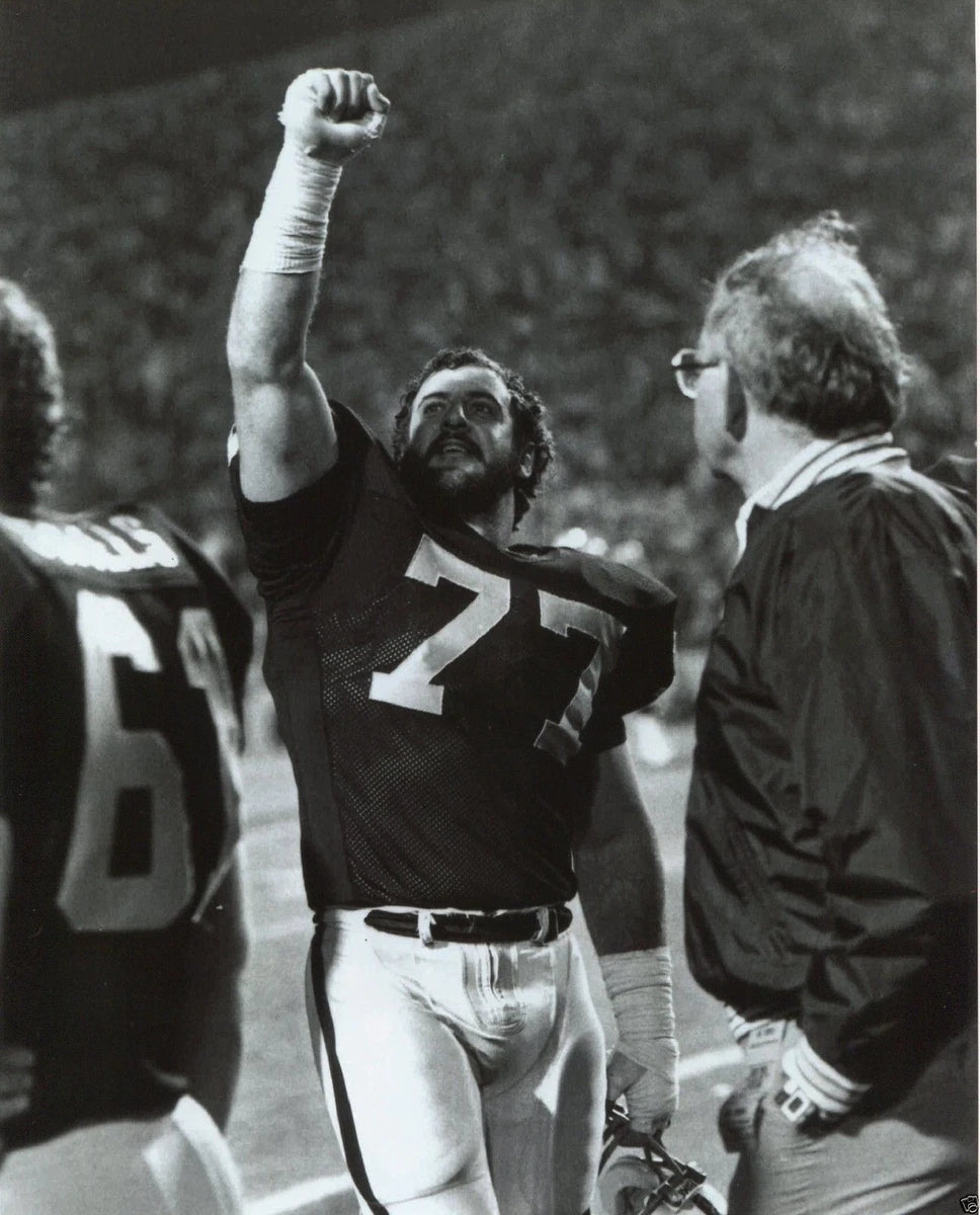 Lyle Alzado Oakland Raiders Canvas Wall Art – Black & White NFL Legend Poster