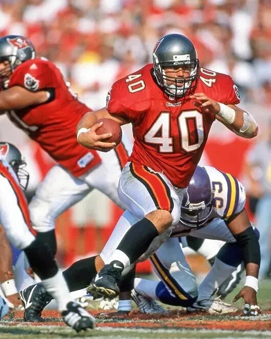 Mike Alstott Tampa Bay Buccaneers Canvas Wall Art – NFL Legend Decor