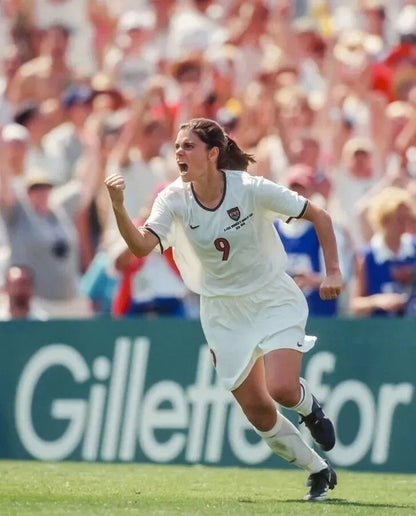 Mia Hamm Soccer Canvas Wall Art – USA Women’s Football Legend Decor